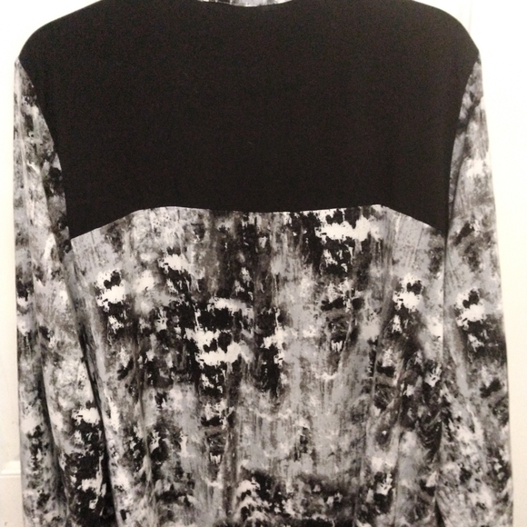 Black and white top. - Picture 2 of 3